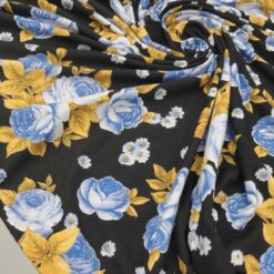 Schwarzer Jersey mit blauen Rosen und ockerfarbenen Blättern