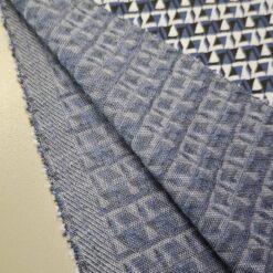 PUNTO MILANO Jersey - blaue Dreiecke auf Weiß mit schwarzen Kontrasten (230 g/m²) 1 kg / 19,90 €