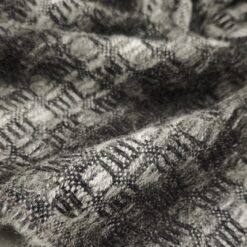❄ Warmer Wollstrickstoff mit schwarz-grauem geometrischen Muster - Herbst-Winter Eleganz (350 g/m²) 1 kg / 16,27 €