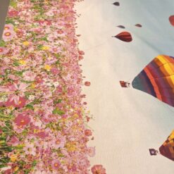 Digitaldruck Baumwollstoff - rosa Blumen mit Heißluftballons auf blauen Himmel