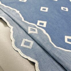 Bestickter Baumwollstoff blau-weiß- Quadratmuster