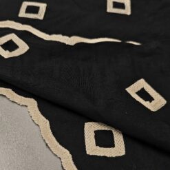 Schwarzer bestickter Baumwollstoff - quadratisches Muster